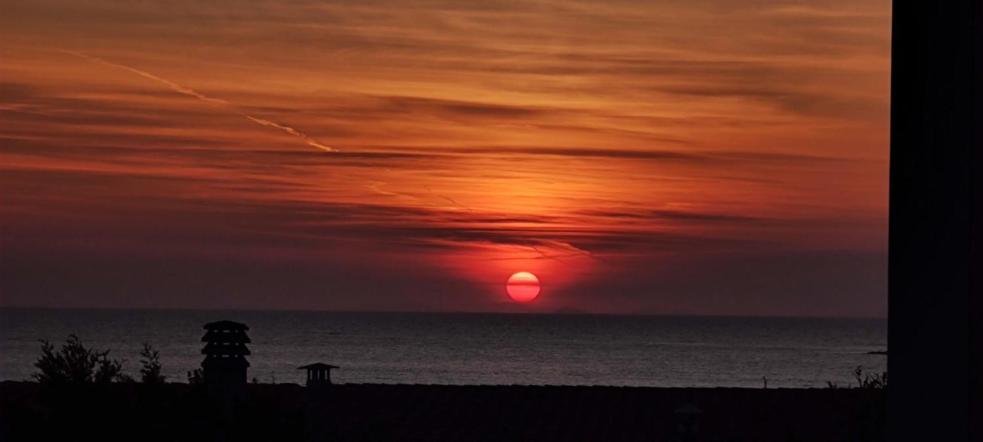 Vista Tramonto Isola Rossa A Due Passi Dalla Spiaggia Villa Bagian luar foto